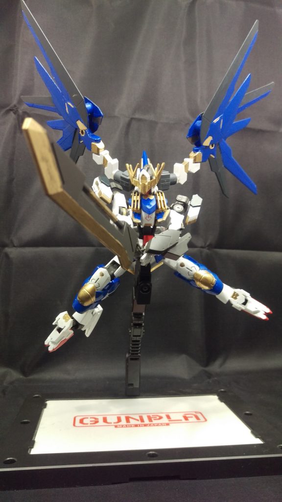 バスターソード
斬るというよりもその重さで叩き切る武装。
本機の装備する武装の中で最も重量のある武装。
切断能力を持つ鈍器。
クラブ
バスターソードと同じ左肩に装備される武装。
取り回しの良い鈍器。
本機の武装のほとんどが大きく重たいため、取り回しの良い本武装の使用頻度は高い。