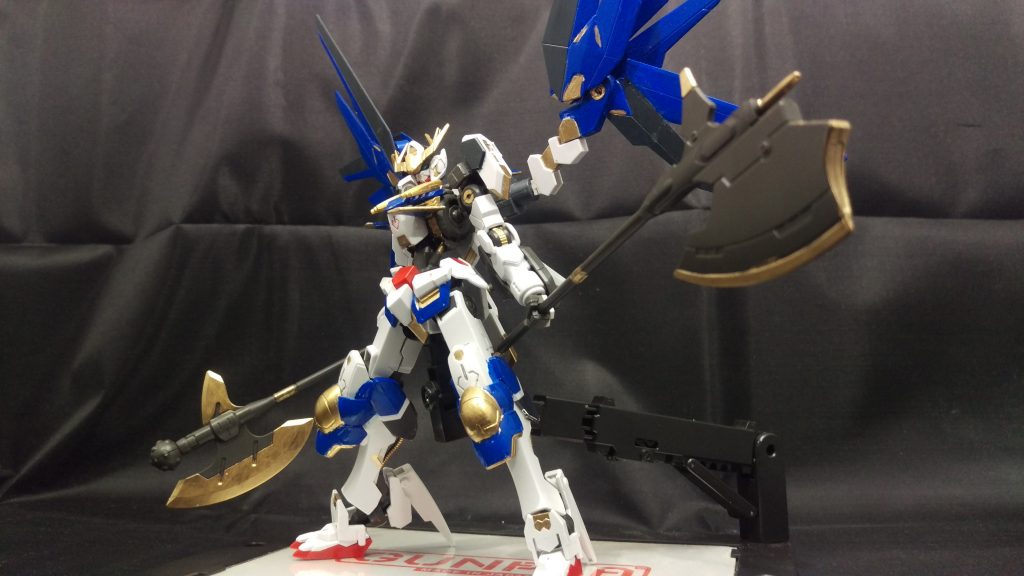 バトルアックス2種類
右肩に装備される2本の巨大な斧。
一つは先に鉄球がついており、モーニングスターとして使用できる。もう一つは大きく重たい斧の刃が特徴。純粋な攻撃力としては本機の中で最高。バトルブレードや太刀などの武器や盾をも砕く一撃は絶大で、マンロディを真っ二つにするほど。