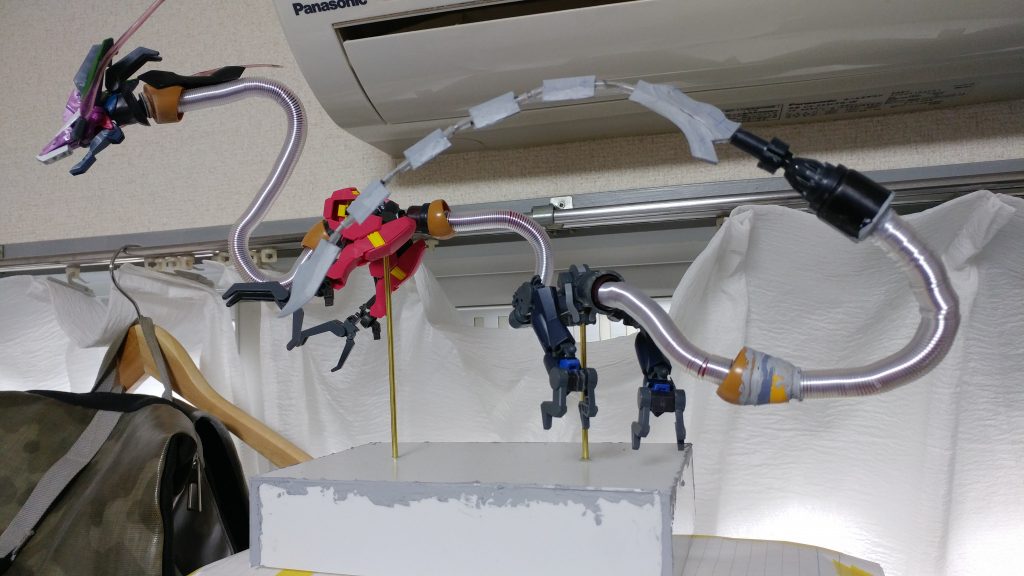 制作工程です。

首、胴体、尻尾はほぼフルスクラッチです。
材料は主軸にデザインワイヤー、銅線を何本か通して
東急ハンズのカラーコイルの中に入れてます。