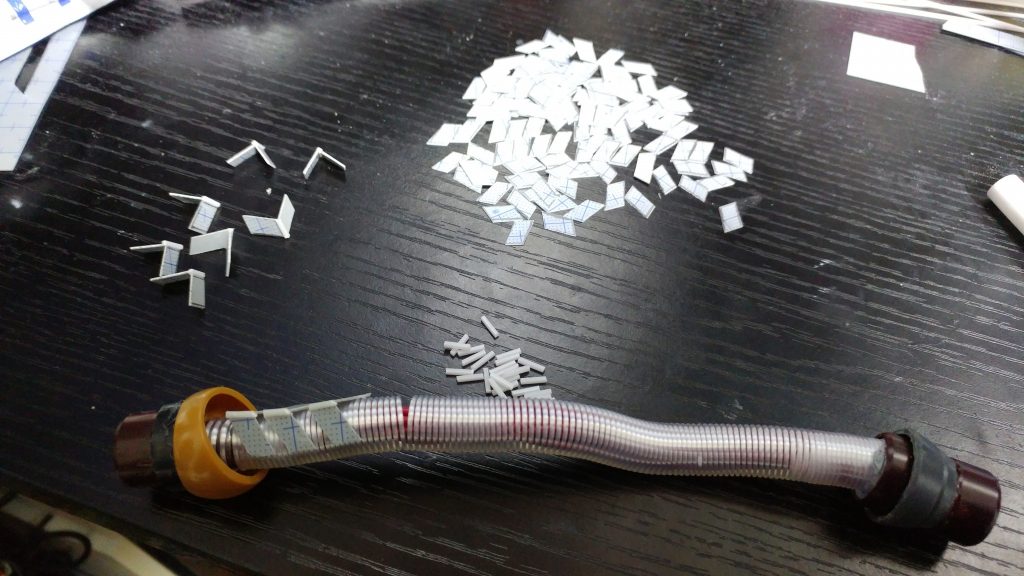 そこに外装としてプラ板とプラ角材を切ってひたすら貼っています。