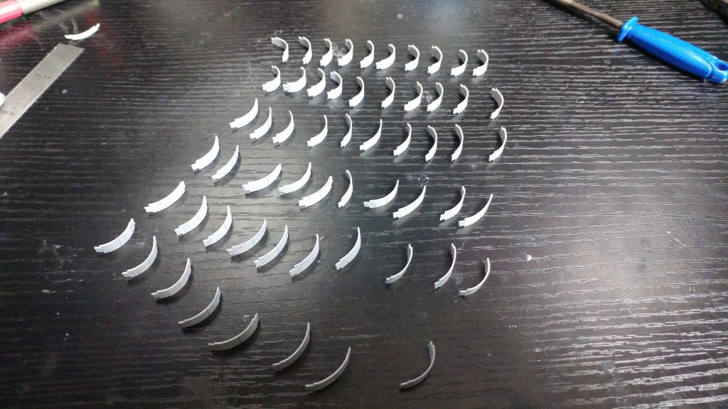 お腹も同じくプラ板を切ってひたすら貼ってます。