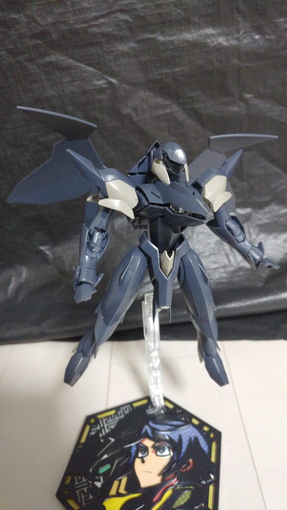 制作工程
元々角があった所をプラ板で埋め、角は後頭部に接着