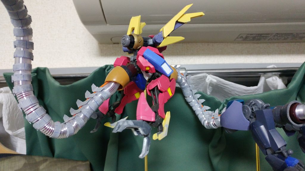 上半身はガンダムフラウロスの脚とガンダムバルバトスルプスを使用しています。背中のリアクターはジャンクパーツの寄せ集めです。