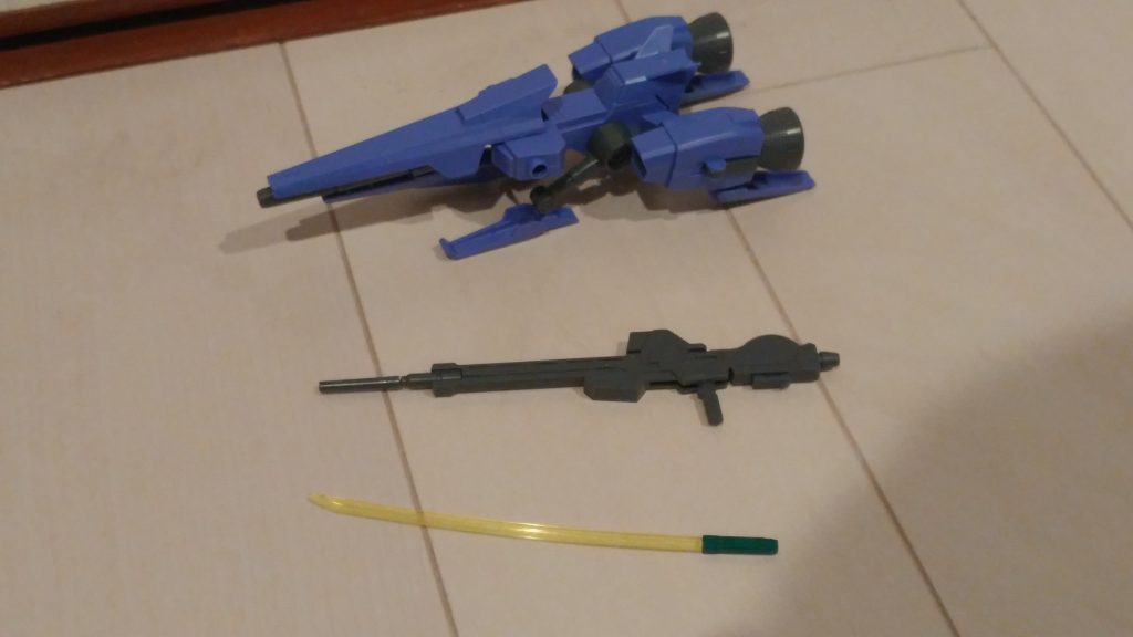 武装
ビーム刃はドラえもんのひみつ道具の名刀電光丸風に緑で塗装しています(調べたら色が少し違ったけど、)
ライフル メガライダーはただの武装としているつもりなので完全に素組みです。