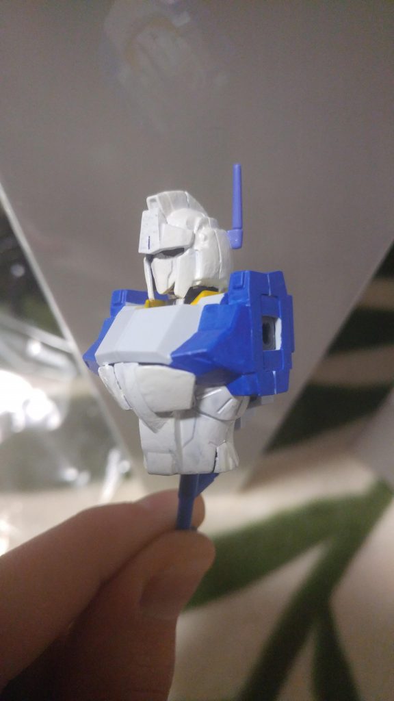 上半身部分
頭部は百万式の頭に余剰パーツになっているデルタガンダムのアンテナを張って百式風の頭部に改造 胸部は元の胸の両端に青のマーカーで塗装しザンダクロスのようにしてます。