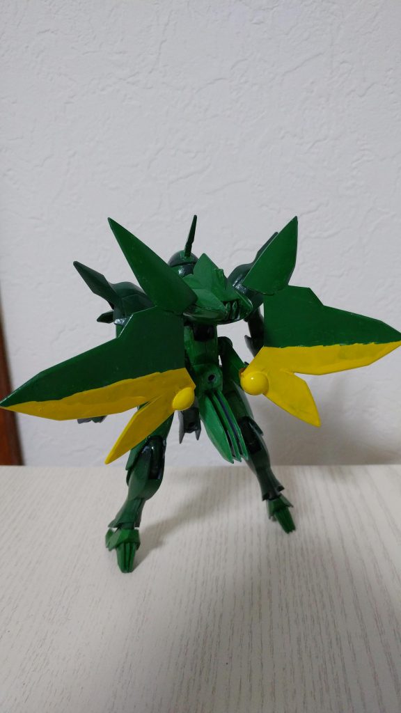 後ろから
ウィングは上の放を緑に下を黄色で塗装