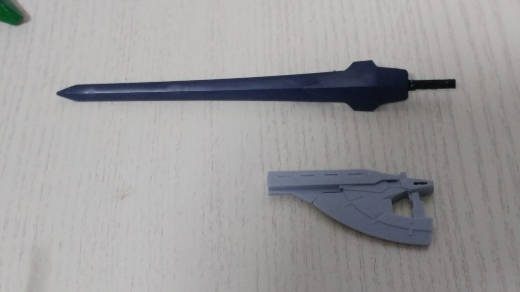 武器

先ほど説明したとおりゼダスソードにビームサーベルのグリップを接着してます
ブラスターはノーザンポットに付属のものを使用