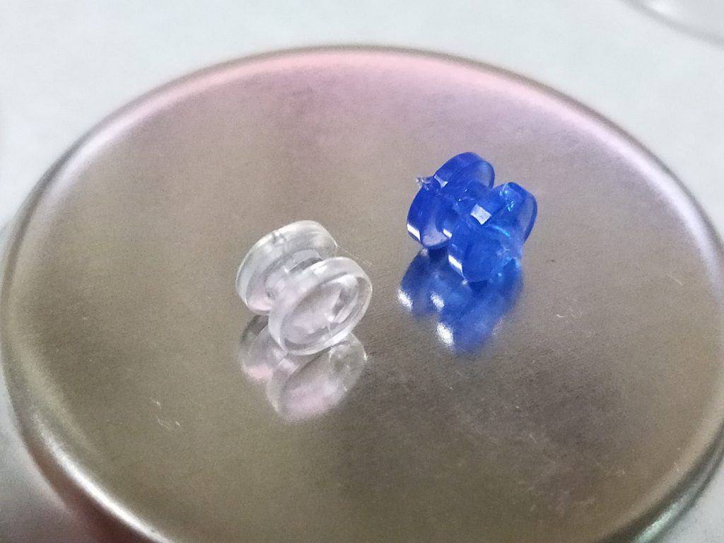 モノアイをクリアブルーのレジンで複製しました。