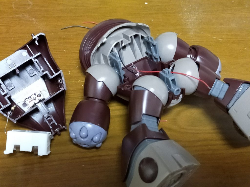 電池とスイッチは100均のキャンドルライトを使いました。