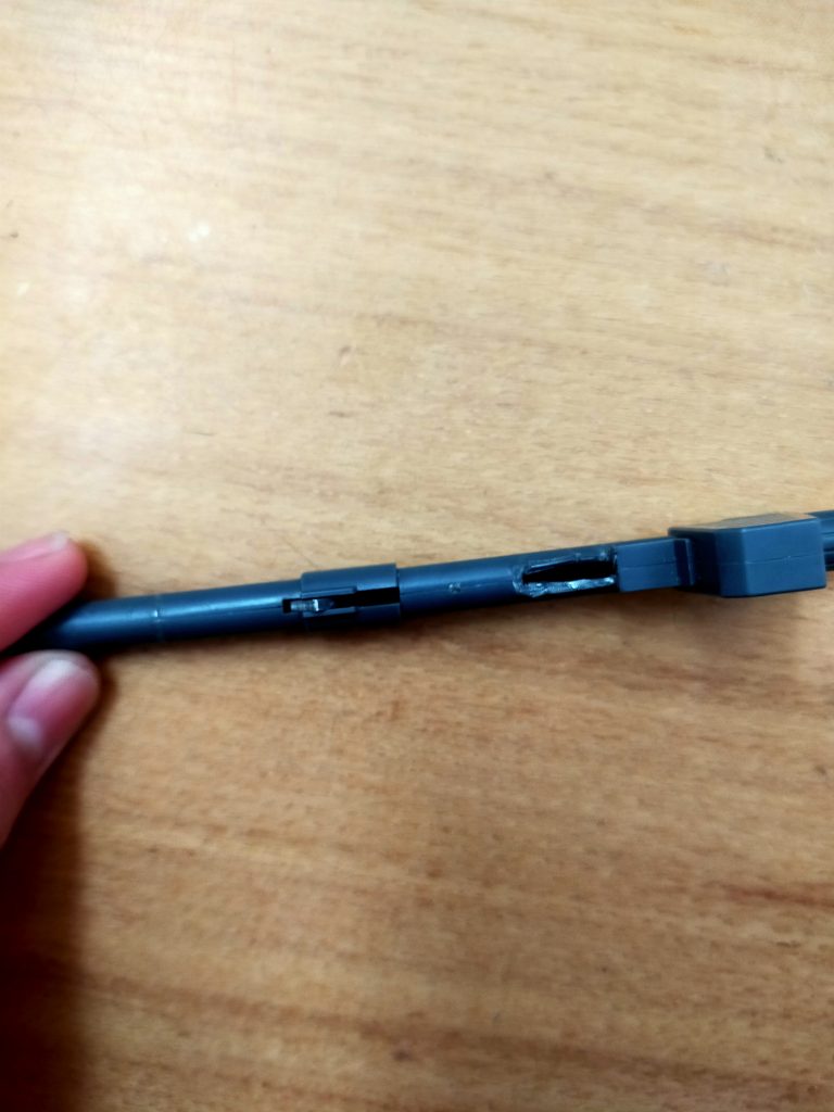 RX78のバズーカを持ち手を切り取って流用しようとしたら、穴が開きました。