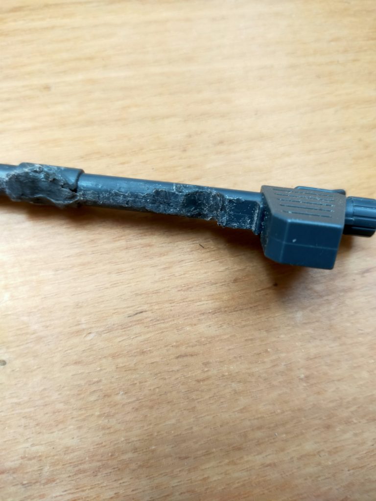 はんだごてで雑に塞ぎます。