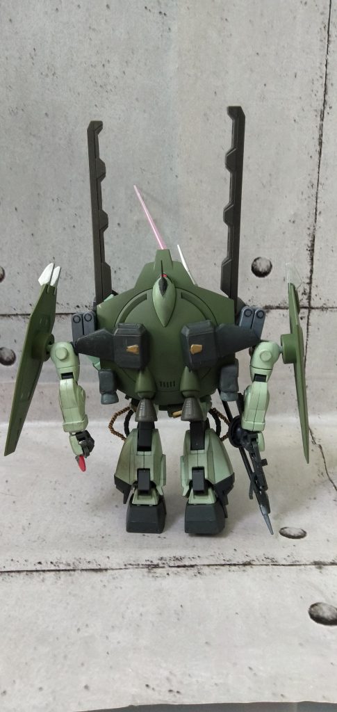 ブースターと排熱のダクトを追加!機動力があがった、、、と思うよ
基本飛行ユニット重くて直立不可