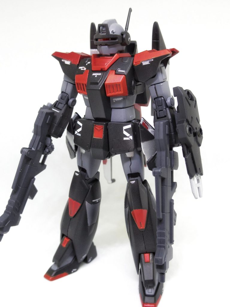 インターセプトカスタムをベースにミキシングしました。
カスタム機とは言え、あくまで“ジム”派手なパーツや派手な改造はせず、『フライトユニットを装備しただけ』というつもりで作りました。