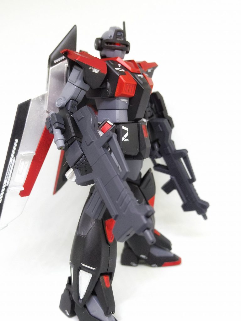 主用武器は、マシンガン×2
加えて、ビームサーベルとシールドというシンプルな一般的装備。