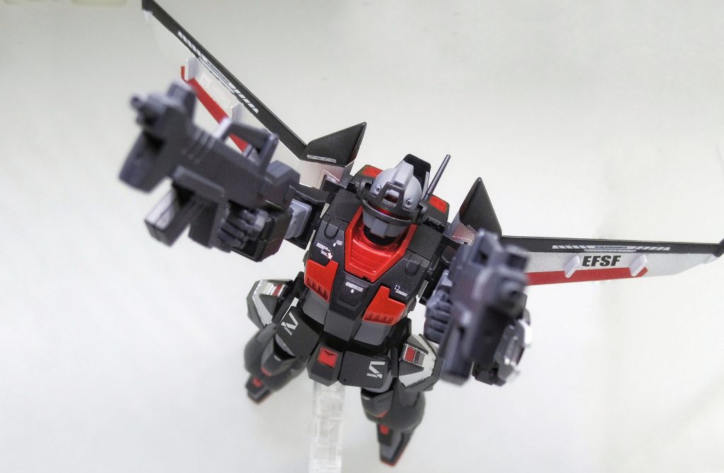 継続的な飛行というよりは、ハンググライダーのような滑空による空中戦闘のイメージ。
スラスターを利用しての滞空時間が、通常の機体より長く、ある程度空中での自由が効く。