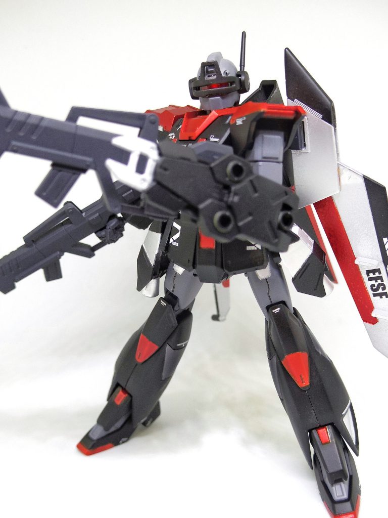 シールドの先端には、格闘用クローが備わっている。