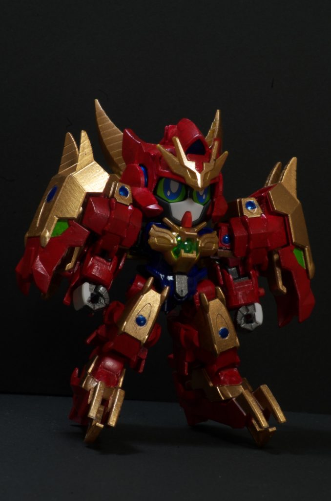 アヴァランチフラドランダー
ヴァルキランダーが細身のモデルなので、アヴァランチユニットを装着すると
ガッシリとしたシルエットに変化するのが面白いですね。
竜を模した両肩の装備がヴァルキランダーの元になったシリーズ”ガンドランダー”の印象を一層強くしています。