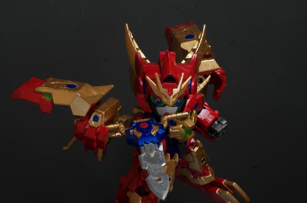 GNソード風の装備、GNジャマダハルは本来赤色メインの配色のところ、フラドランダーの製作イメージの元になったアイドルグループ Fragrant Drive の推しメン、加藤真凛さんの担当カラーの青色に塗装しました。