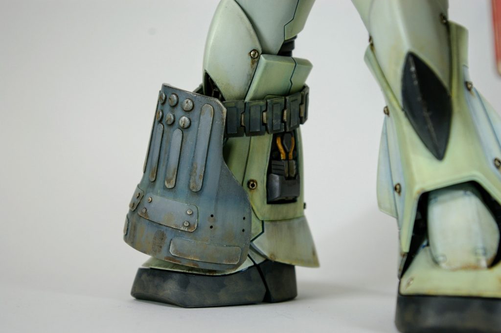右脚装甲は損傷が激しかったため、独自に製作された脚絆アーマーに置き換えられた。