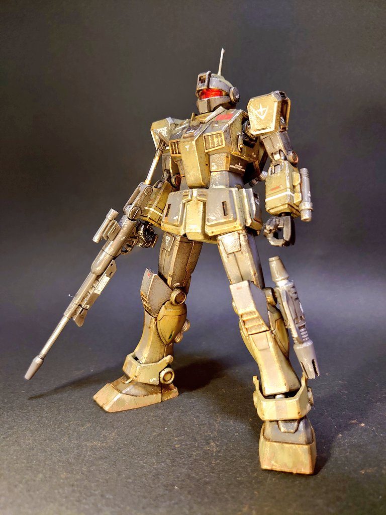 正面。ライフルのストックと銃身にミラーフィニッシュを巻つけています。
因みに地上戦意識なのにFFSF(連邦宇宙軍)のデカールを貼っていますが、これはFFGFのデカールを所持していなかったため、「宇宙軍開発のMSだからFFSFでもヨシ！」と自分を騙して納得させました。