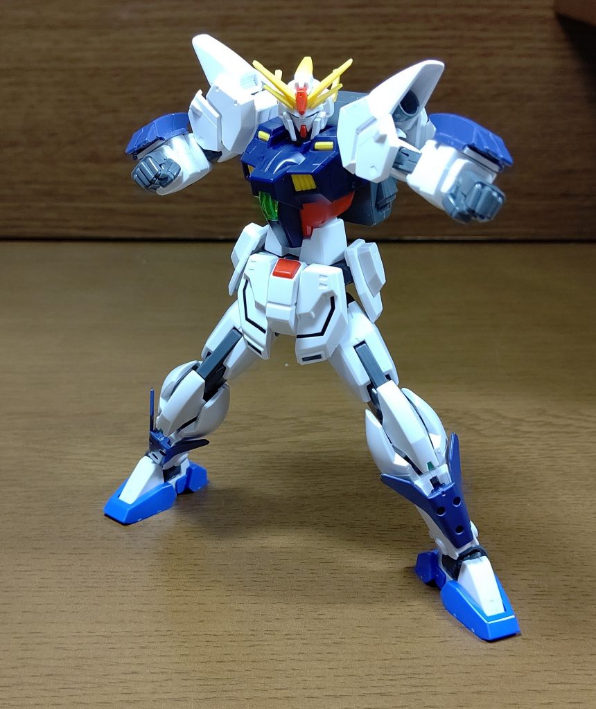 格闘武装
ダブルオースカイから移植された両腕のシャイニングブレイサーと両足に装備されたシャイニングレガースによって近接戦闘に特化している。

また、背部バックパックを従来のシャイニングブレイクの物から変えることにより飛行形態への変形機構はオミットされたが、代わりにスラスターの高性能化、及び容量の増加とジョイントにより多くの武装を懸架することが出来る。