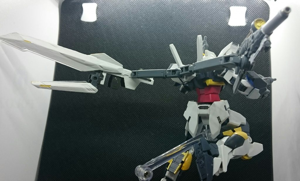 特筆すべきはこの背部アームに接続された大型クローアーム兼用のレールガン