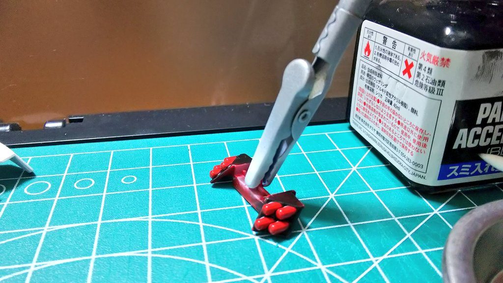 ミサイルの部分はラッカーのレッド塗った後にエナメルのセミグロスブラックを塗り溶剤で拭き取りました。
結構根気のいる作業でしたね