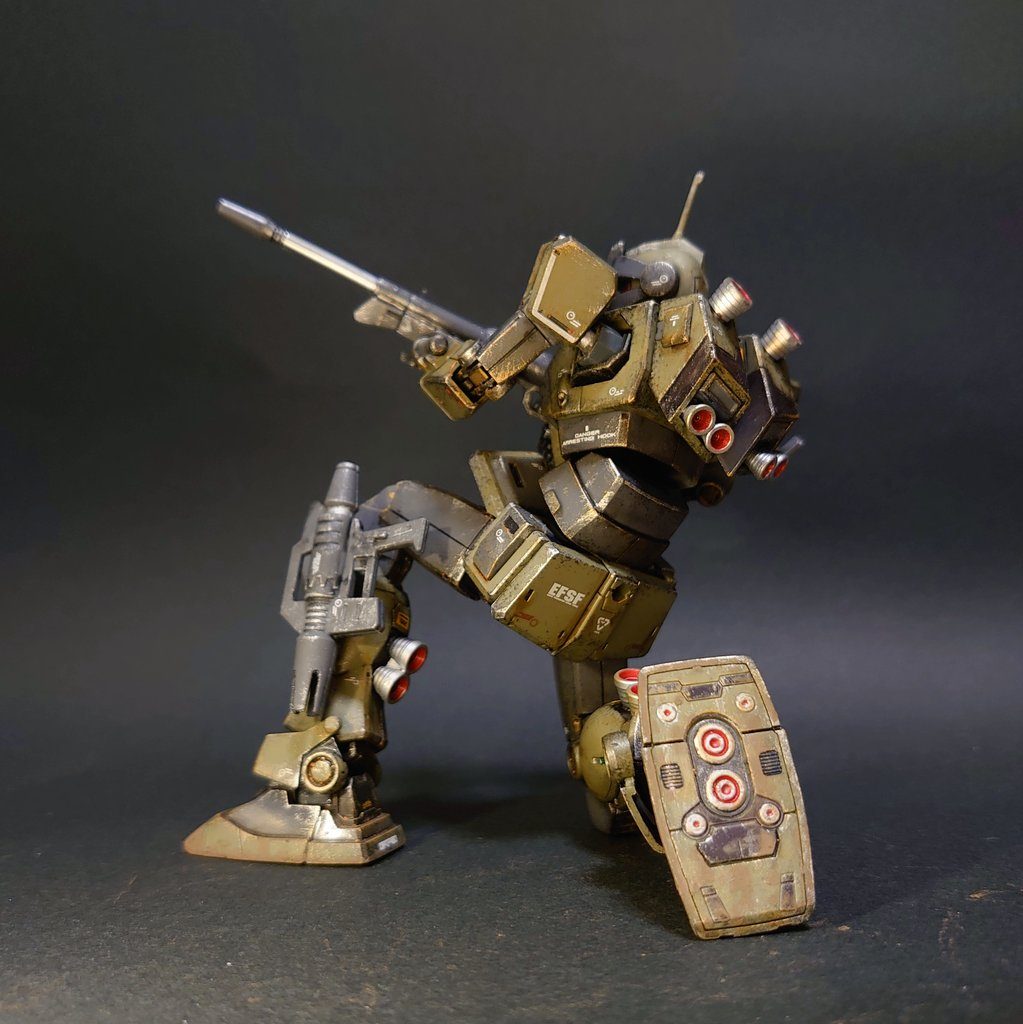 足の裏も爪楊枝で塗装しました。安い面相筆では毛先が開くこともままありますが、爪楊枝ならばそんな心配がありません。洗う必要も無いので、とても助かりますね。