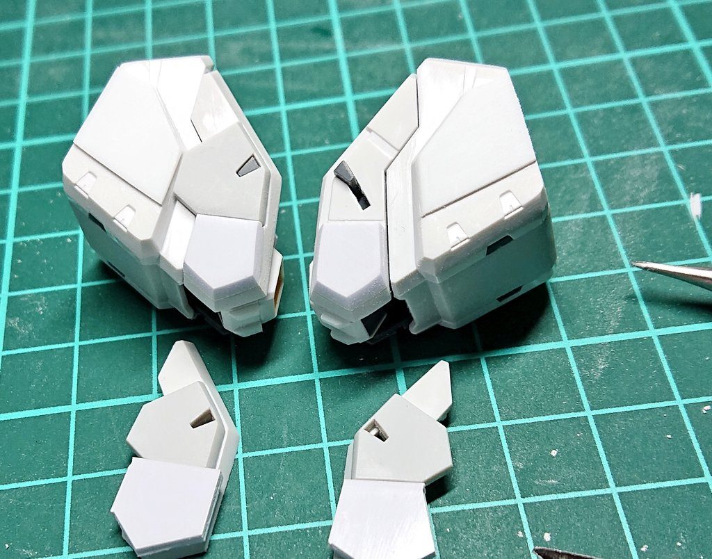 肩をプラ板で改修している所です