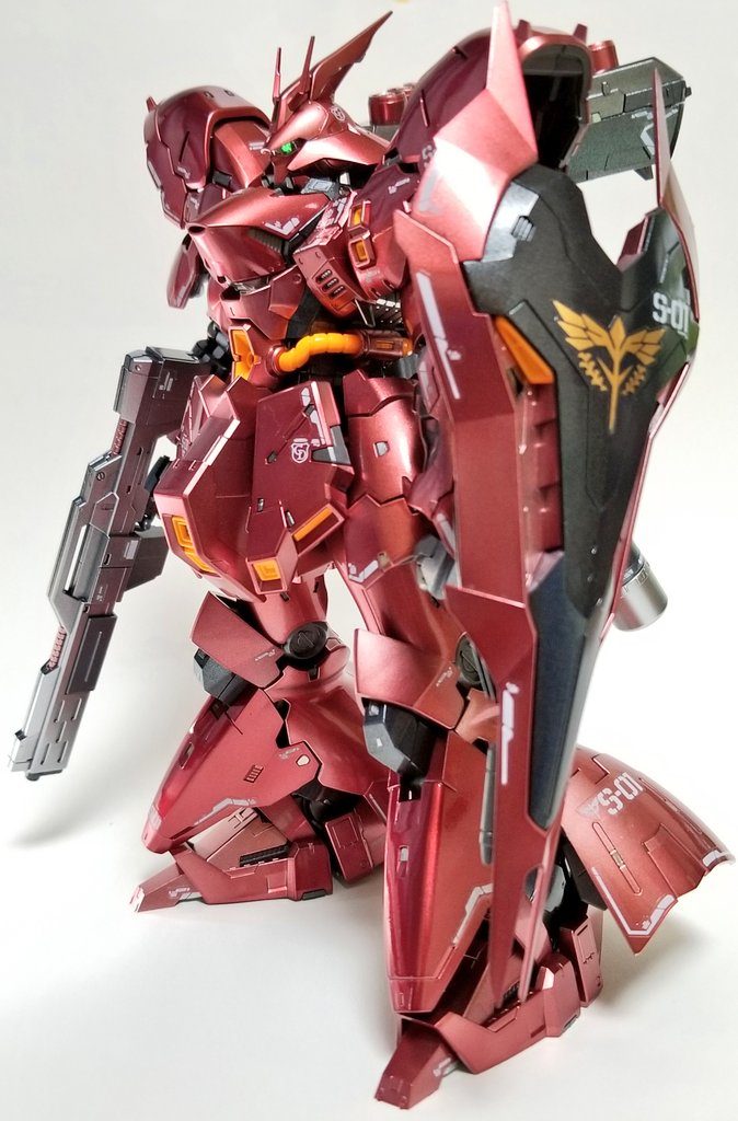 光の入り具合でモノアイがいい感じに光りました。