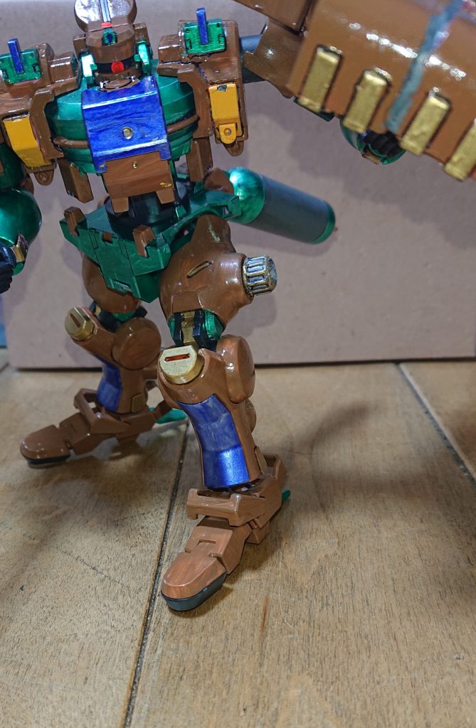 ナックルシールドは、その名の通り、相手への殴打も可能です。