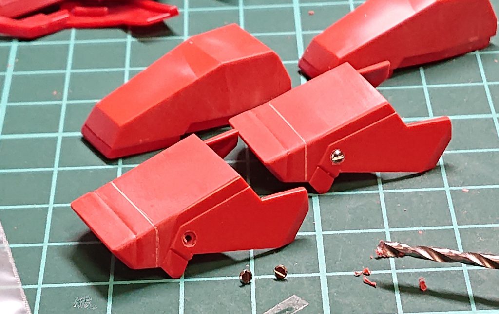 メタルパーツを採用したのは足の甲
腕の先端
腰サイドアーマー
フロントアーマー
胸部襟のそれぞれ左右に
計20です