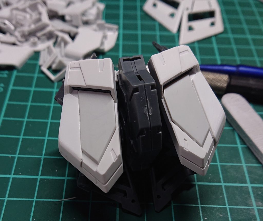 フロントアーマーですね
こちらもプラ板でボリュームつけて
丸い印象にしてみました