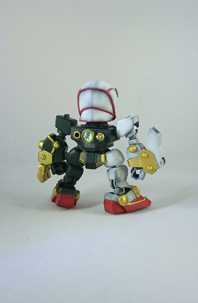 背中の農は市販のドームパーツに印刷した紙を入れてレンズをはめ込んでます。