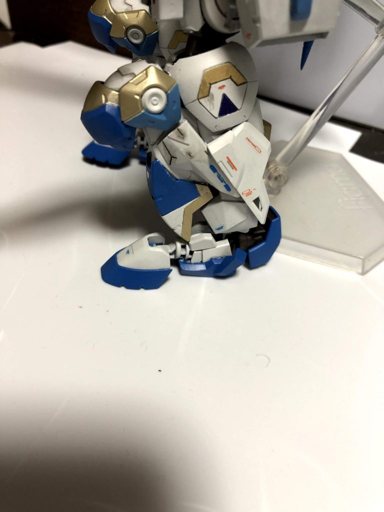 足は三分割の構造にしている。