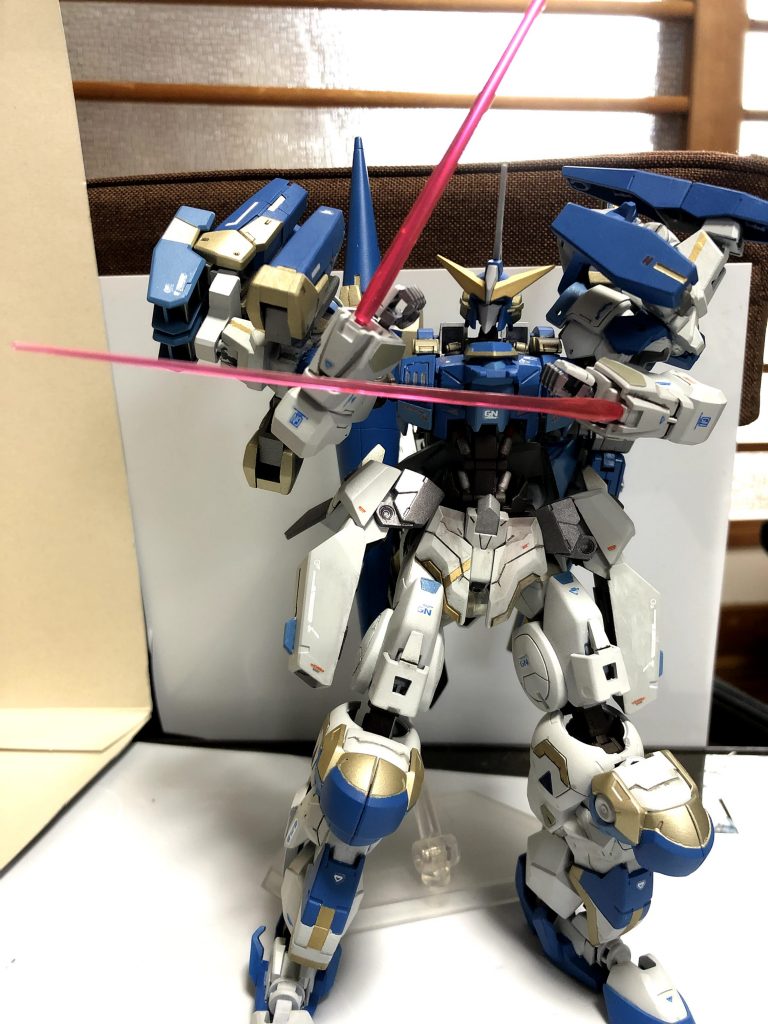 近接武装　ビームサーベル
防御武装　GNシールド
GNシールドは、取り回しを考慮し、腕部に沿った小型のものになっている。
ビームサーベルは、内蔵型になっている。シールドには、展開時のサイズ調整が可能なGNフィールド発生装置が内蔵されている。そのため、手の周りに発生させることで攻撃を手で受け止めることができる。