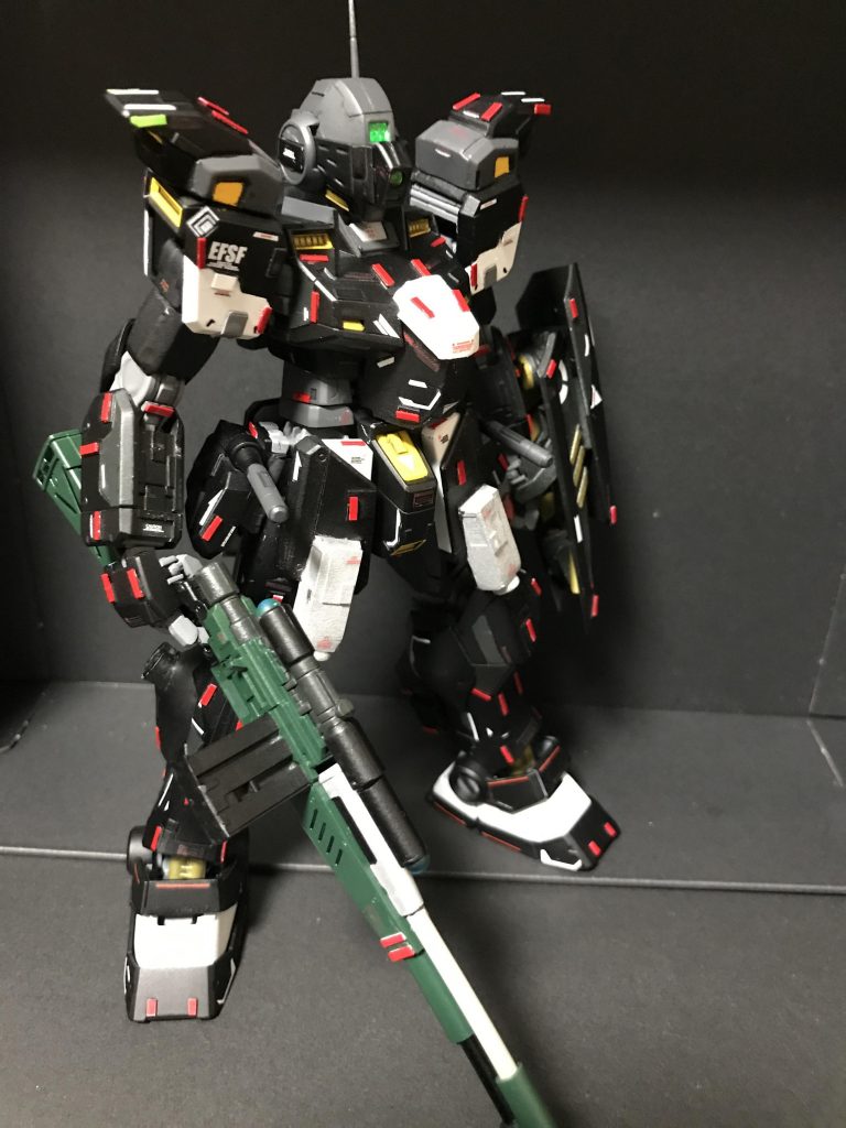 スナイパー装備
標準状態にジムスナイパーⅡとほぼ同型の装備を運用する状態。ジムスナイパーⅡに搭載されている高性能レーダーと光化学高倍率レンズがそのまま搭載されているのでジムスナイパーⅡと同様の運用が可能。しかし当時EXAMの予測できない発動によって安全に狙撃ができない、という理由から運用例は数少ない。