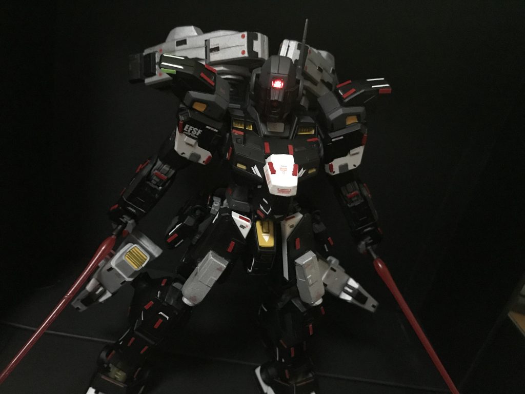 EXAM発動時は機体頭部のバイザーが下がって頭部の冷却を行い、センサーが赤く発光します。敵味方を問わず襲い掛かるその姿はブルーディスティニーやペイルライダーとはまた違った不安定さがあります。