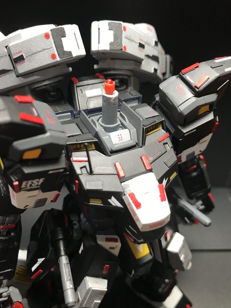 ちなみに頭にはミライトを入れています。頭と首をそれぞれドリルで貫通させ、ミライトの径にあったプラパイプを入れることで、緑/赤のミライトの選択ができ、EXAM非発動/発動時のそれぞれの再現が可能です。
頭の内側にラピーテープ貼ってるのにあんまり効果なくてつらい。