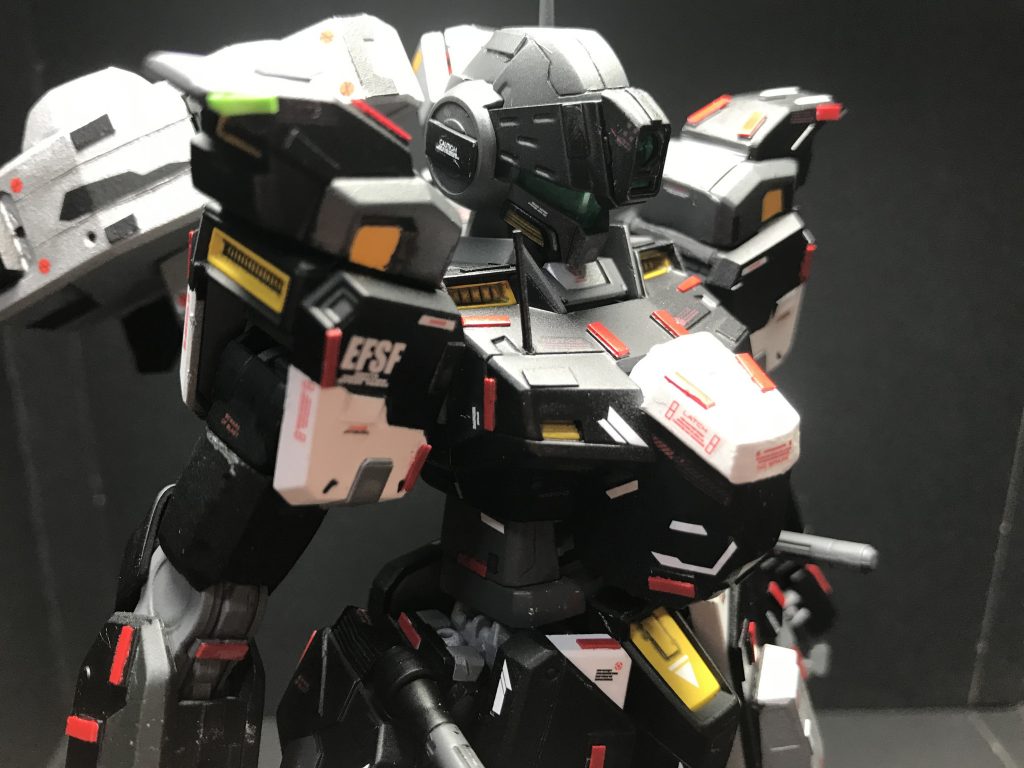 更にプラ棒は接着していないのでプラパイプとプラ棒を差し替えることで画像の様に顎を引かせたり上を向かせることも可能です。センサーの発光と首の可動の両立ができなくて悔しい…