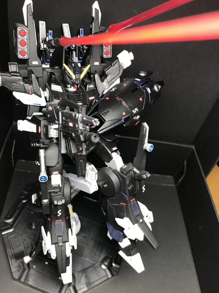 主兵装　ビームマグナム。
RX-0シリーズしか使用が不可能だったが背部バックパックに固定し、原型であるドーベンウルフの「動力源システムの再採用」と「武装の簡略化」により、ビームマグナムの連射運用を可能とした。