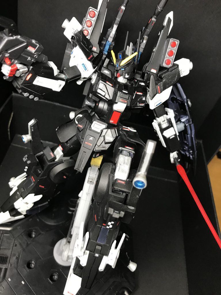 副兵装　ビームライフル。
　ジェガンと同型のライフルにグレネードランチャーを増設している。本機は積極的に戦闘態勢になることを想定されていないため。特別仕様の兵装は装備しない。
格闘兵装　ビームサーベル
　シルヴァ・バレトに比べミノフスキー粒子の濃度を上昇させ、切断力を高めている。
補助兵装　腕部ハンドグレネード
　低く設定された本機の射撃力をある程度補うための兵装。