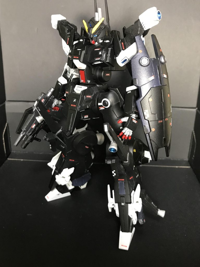 頭部ユニット
　本機は主に遠距離からの牽制射撃のため高性能レーダーを装備している。そのためブレードアンテナが２対大型化され、センサープレートが増設されている。さらに視覚的な牽制の為にフェイスパーツもガンダムタイプに変更されている。
軽装形態
　本機の背部バックパックはビームマグナムの運用に特化しているため、任務によってはこの軽装形態でコロニー内の暴動の鎮圧に出撃する。