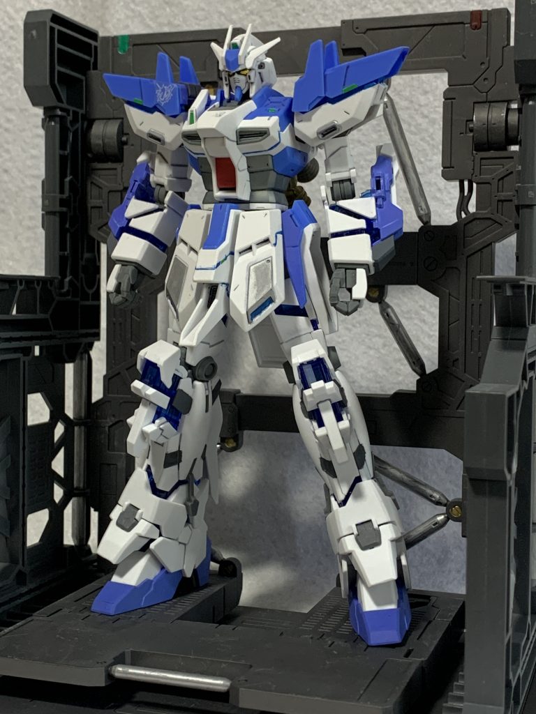 背負いもの無しの状態です。脚と腕はユニコーンガンダムに交換して青いサイコフレーム増し増しです。肩の上側装甲にはランナータグを挟み込んでサイコフレーム風の塗装がすきまからチラリと見えるようにしました。