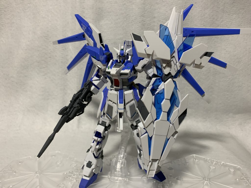 ハイニュー、ユニコーンともに古いキットのため可動範囲が狭いです。