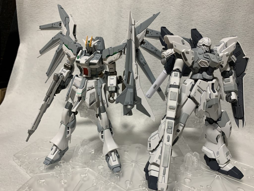 ミキシング直前です。２機とも同じ色に揃えていつでも元に戻せるように無加工で基本ポン付けです。ハイニューヴレイブはインフラックス風に塗装。シナンジュスタインはプレミアムバンダイのUC版です。