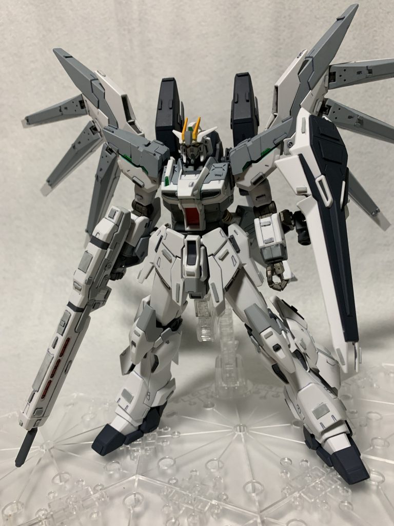 フロントフルパッケージです。ハイニューヴレイブにシナンジュスタインの下半身、ビームライフル、シールドを取り付けました。下半身がスリムなハイニューの印象が変わります。各部はプラ板でディティールアップ、肩の突起はカットしました。