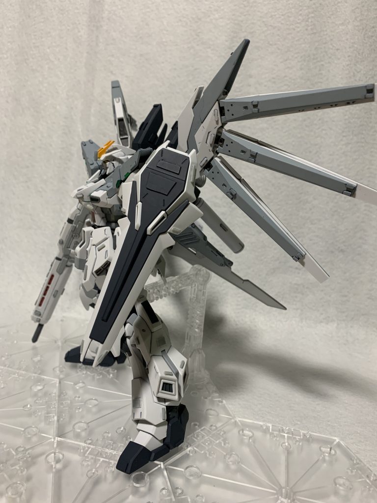 サイドシールドと脚部のブースターのデザインが最高です。