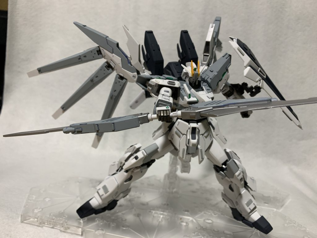 実体剣をハルバード形態で展開。最後にハイニューデストロイと並べて撮影したかったのですが、機体がデカすぎて撮影断念しました。みんなやっているので新鮮さがない作品ですが*「ガンプラは自由です！」*最後まで見ていただきありがとうございました。