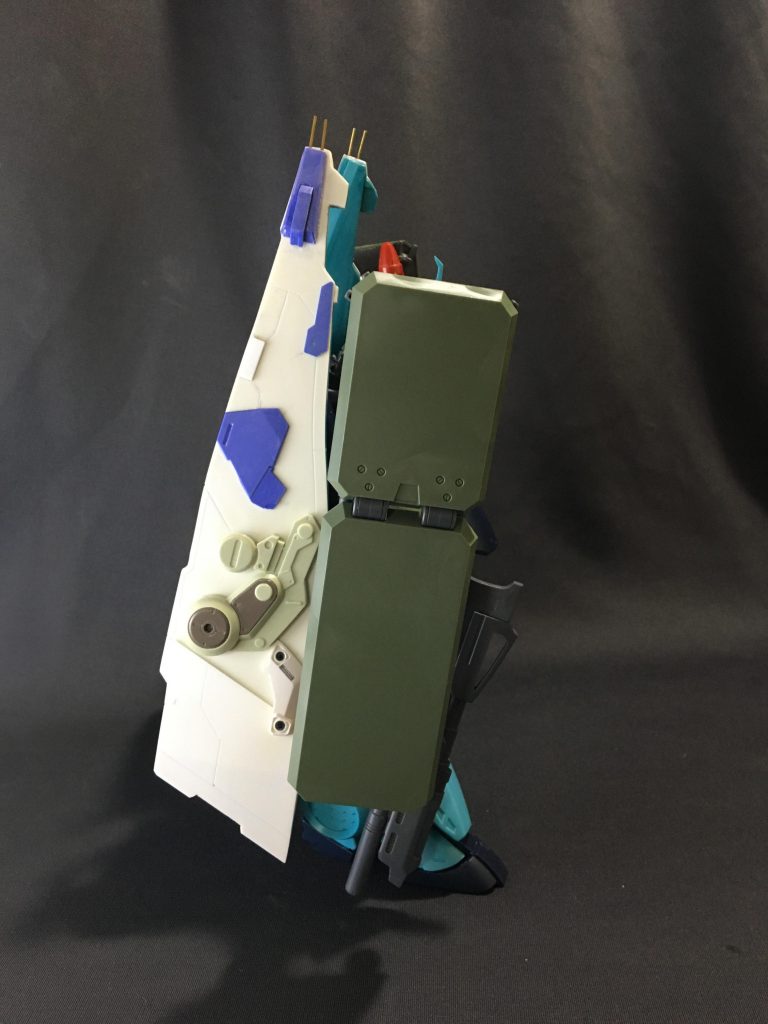 シュツルムディアスは1/100のキットがないのでギャプランのブースターをベースにスクラッチしています。